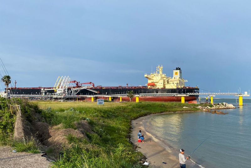 © Reuters. Tàu chở dầu Sonangol Porto Amboim đang neo đậu tại nhà ga South Texas Gateway ở Ingleside, Texas, Hoa Kỳ, ngày 14 tháng 5 năm 2023. REUTERS/Arathy Somasekhar/Ảnh lưu trữ