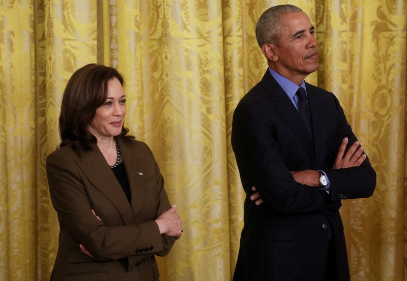 © Reuters. FILE PHOTO: U.S. Vice President Kamala Harris stands with former President Barack Obama during an event hosted by U.S. Presdent Joe Biden on the Affordable Care Act, Obama's top legislative accomplishment, in the East Room at the White House in Washington, U.S., April 5, 2022. REUTERS/Leah Millis/File Photo