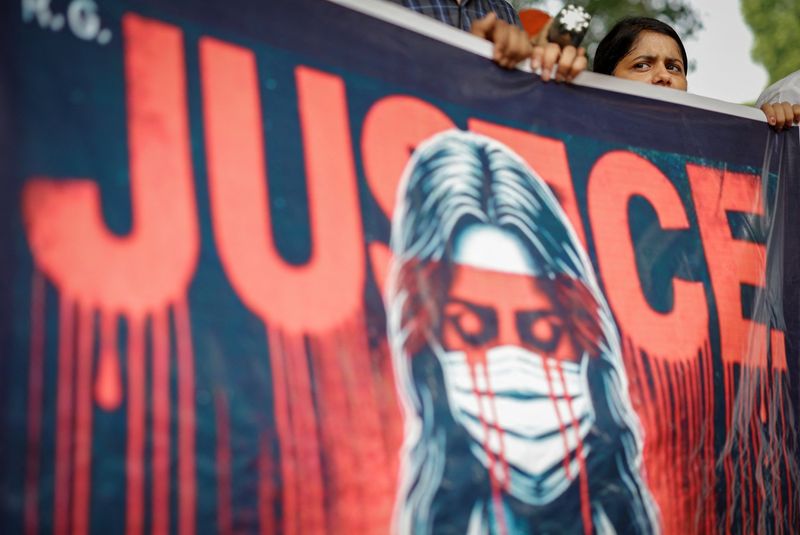 © Reuters. FILE PHOTO: A doctor holds a banner during a protest demanding justice following the rape and murder of a trainee medic at a hospital in Kolkata, in New Delhi, India, August 19, 2024. REUTERS/Adnan Abidi/File Photo