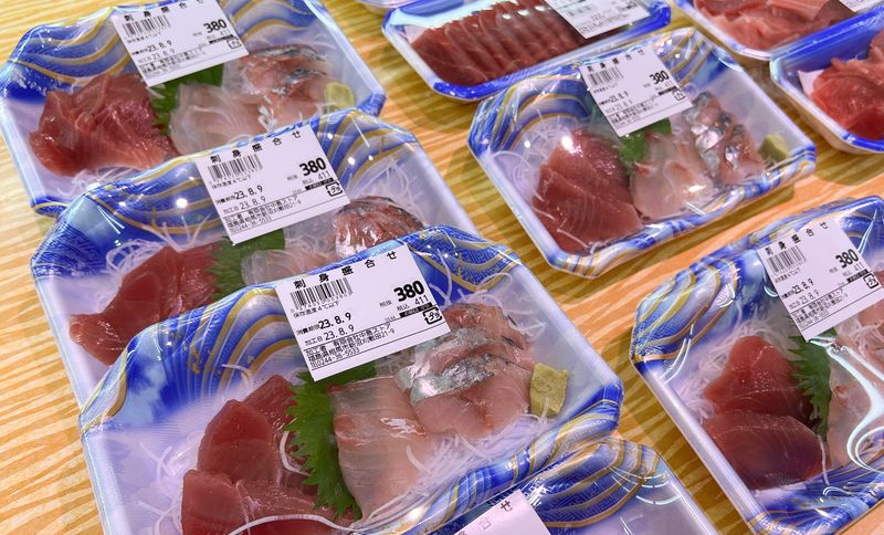 © Reuters. FILE PHOTO: Packs of sashimi, or raw fish, are displayed at a supermarket owned by Takashi Nakajima, near the tsunami-crippled Fukushima Daiichi nuclear power plant in Soma, Fukushima prefecture, Japan, August 9, 2023. REUTERS/Akiko Okamoto/File Photo