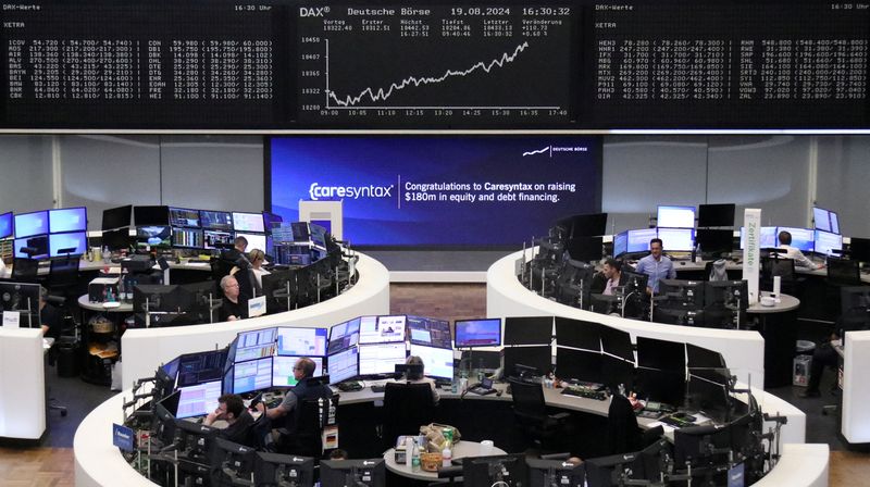 © Reuters. The German share price index DAX graph is pictured at the stock exchange in Frankfurt, Germany, August 19, 2024.     REUTERS/Staff