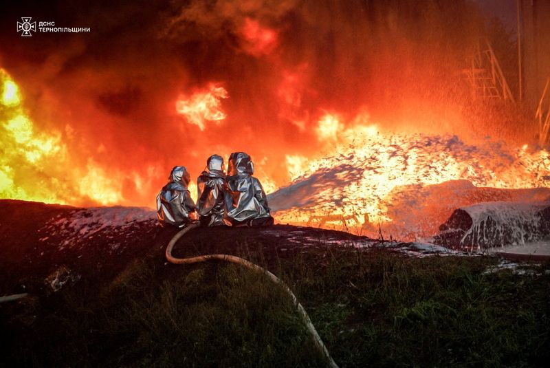 © Reuters. Firefighters work at a site of an infrastructure facility hit by a Russian drone strike, amid Russia's attack on Ukraine, in Ternopil region, Ukraine August 20, 2024. Press service of the State Emergency Service of Ukraine/Handout via REUTERS 