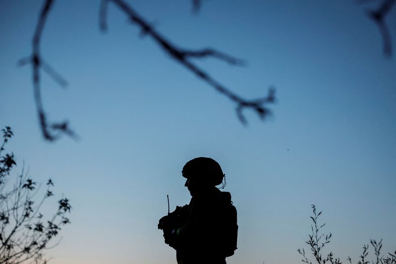 © Reuters. FILE PHOTO: A Ukrainian serviceman of the 33rd Separate Mechanised Brigade attends a military drill near a frontline, amid Russia's attack on Ukraine, in Donetsk region, Ukraine June 13, 2024. REUTERS/Alina Smutko/File Photo