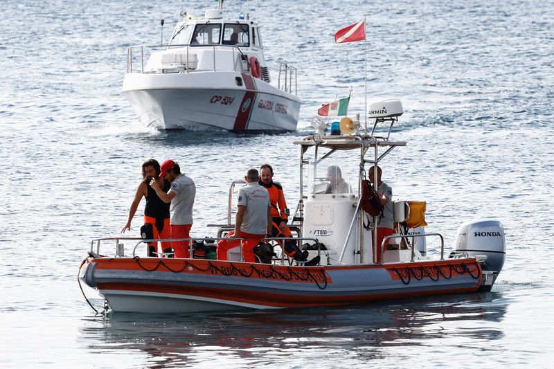 &copy; Reuters. Personale di soccorso opera su delle barche in mare vicino al luogo in cui è affondato uno yacht di lusso, al largo della costa di Porticello, vicino a Palermo, Italia, 20 agosto 2024. REUTERS/Guglielmo Mangiapane