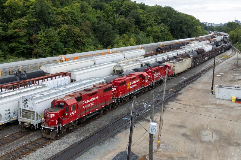 © Reuters. A drone view shows railway cars crowding the CPKC Kinnear Yard in Hamilton, Ontario, Canada August 19, 2024.  REUTERS/Carlos Osorio