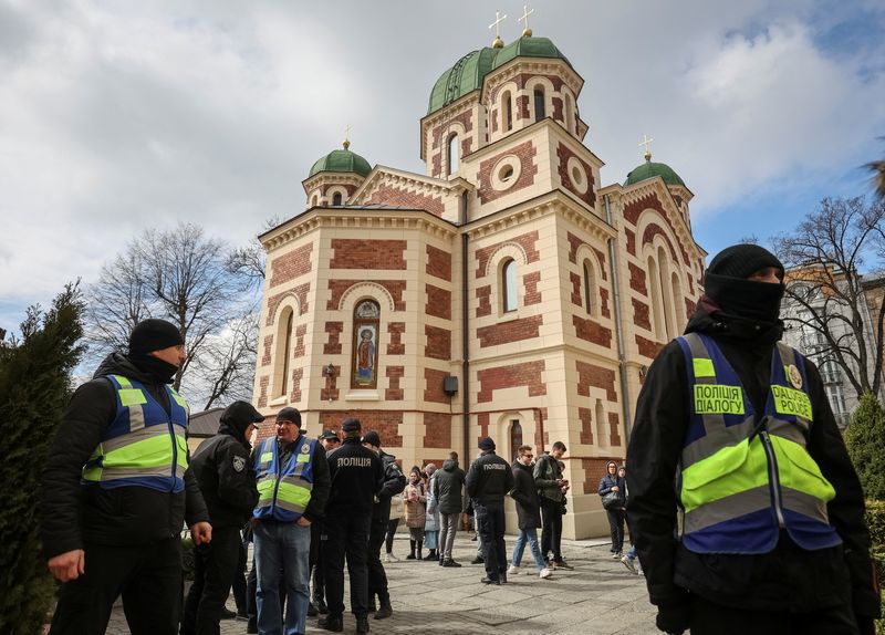 © Reuters. FILE PHOTO: Ukrainian police officers stand next to St. George's Cathedral of the Ukrainian Orthodox Church, accused of being linked to Moscow, amid Russia's attack on Ukraine, in Lviv, Ukraine April 5, 2023. REUTERS/Roman Baluk/File Photo