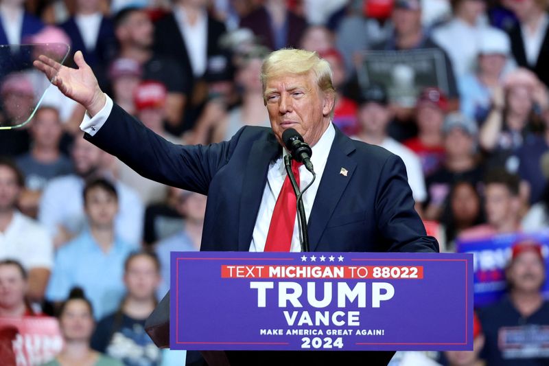 &copy; Reuters. FILE PHOTO: Republican presidential nominee and former U.S. President Donald Trump holds a campaign rally for the first time with his running mate, Republican vice presidential nominee U.S. Senator J.D. Vance (R-OH) in Grand Rapids, Michigan, U.S. July 20