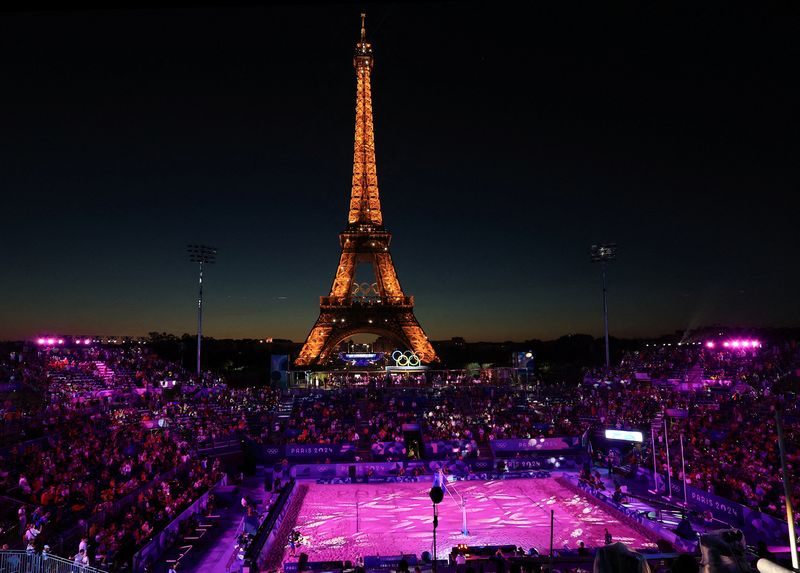 &copy; Reuters. FILE PHOTO: Paris 2024 Olympics - Beach Volleyball - Men's Gold Medal Match - Sweden vs Germany (Ahman/Hellvig vs Ehlers/Wickler) - Eiffel Tower Stadium, Paris, France - August 10, 2024. REUTERS/Esa Alexander/File Photo