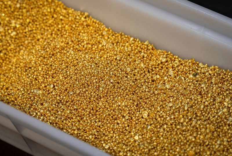 &copy; Reuters. FILE PHOTO: A view shows granules of 99.99 percent pure gold in a workroom during production at Krastsvetmet precious metals plant in the Siberian city of Krasnoyarsk, Russia, May 23, 2024.  REUTERS/Alexander Manzyuk/File Photo