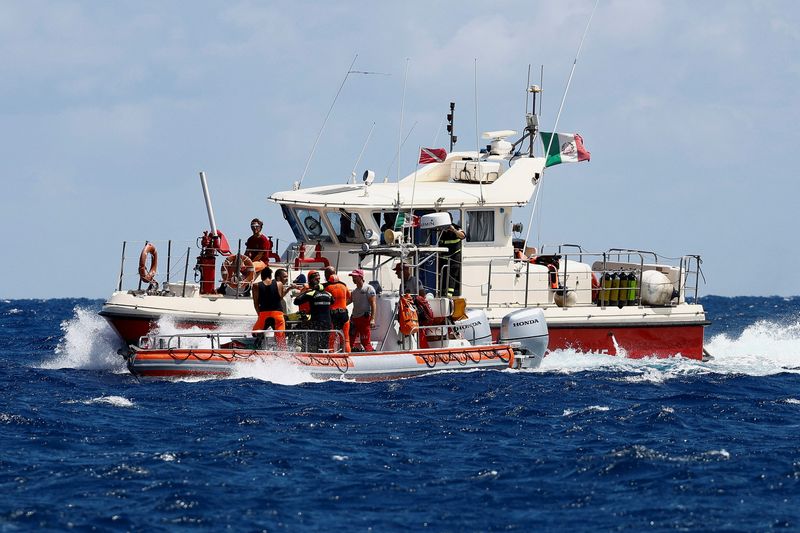 &copy; Reuters. Rescue personnel work in the area where a luxury yacht sank, off the coast of Porticello, near the Sicilian city of Palermo, Italy, August 20, 2024. REUTERS/Guglielmo Mangiapane