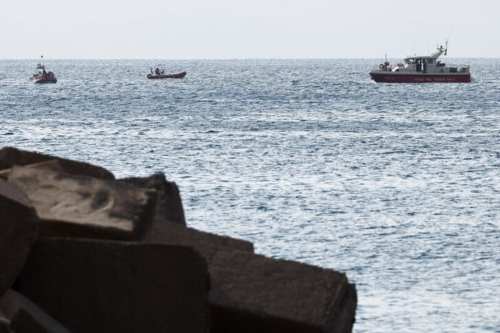 © Reuters. Rescue boats operate on the sea to search for the missing, including British entrepreneur Mike Lynch, after a luxury yacht sank off the coast of Porticello, near the Sicilian city of Palermo, Italy August 20, 2024. REUTERS/Guglielmo Mangiapane