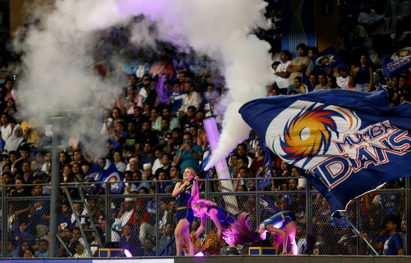 © Reuters. FILE PHOTO: Indian Premier League- Mumbai Indians v Royal Challengers Bangalore- Wankhede Stadium, Mumbai, India - May 9, 2023. Mumbai Indians' cheerleaders celebrate during the match. REUTERS/Francis Mascarenhas