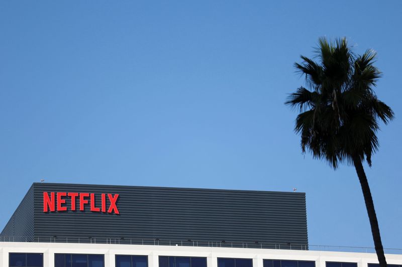 © Reuters. FILE PHOTO: A Netflix logo is seen on the day SAG-AFTRA members walk the picket line during their ongoing strike outside the Netflix offices in Los Angeles, California, U.S., October 17, 2023. REUTERS/Mario Anzuoni/ File photo