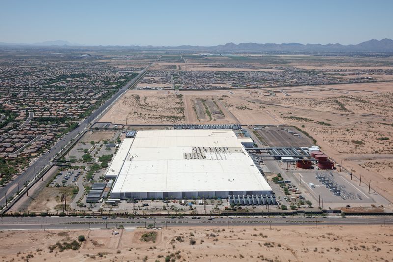 © Reuters. FILE PHOTO: Aerial view of the Apple Data Center in Mesa near Phoenix, Arizona, U.S. on August 6, 2017.  REUTERS/Jim Todd