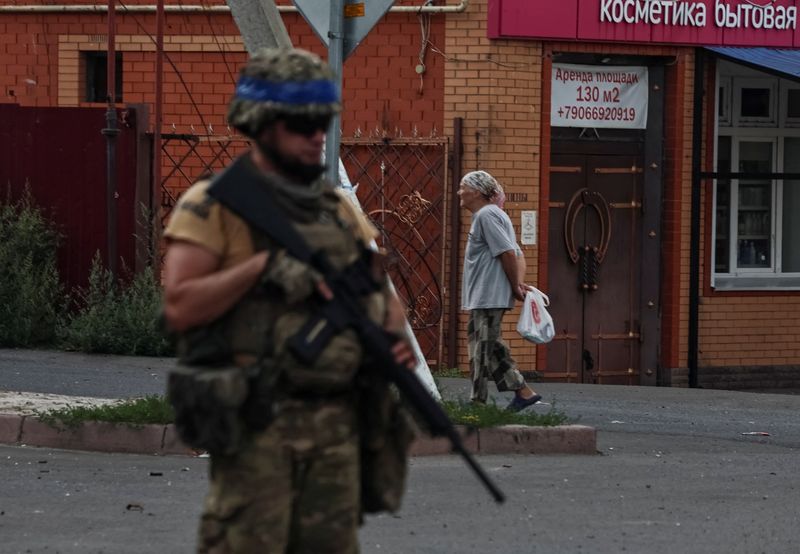 © Reuters. A Ukrainian serviceman patrols an area in the controlled by Ukrainian army town of Sudzha, Kursk region, Russia August 16, 2024. REUTERS/Yan Dobronosov/File Photo