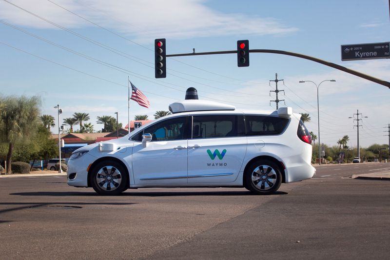 © Reuters. A Waymo self-driving vehicle moves through an intersection in Chandler Arizona, U.S., December 2, 2017.  REUTERS/Natalie Behring/File Photo