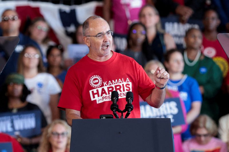 © Reuters. FILE PHOTO: United Auto Workers President Shawn Fain speaks to the attendees during a campaign rally for U.S. Vice President and Democratic Presidential candidate Kamala Harris and her running mate Tim Walz in Romulus, Michigan, U.S., August 7, 2024. REUTERS/Rebecca cook/File Photo