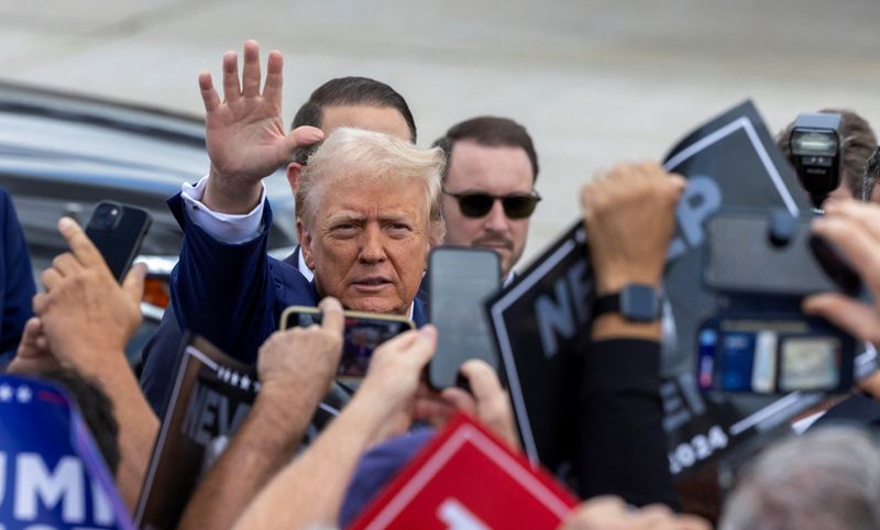 © Reuters. Republican presidential candidate and former U.S. President Donald Trump waves to supporters at Wayne County Airport in Romulus, Michigan, U.S. August 20, 2024.  REUTERS/Rena Laverty