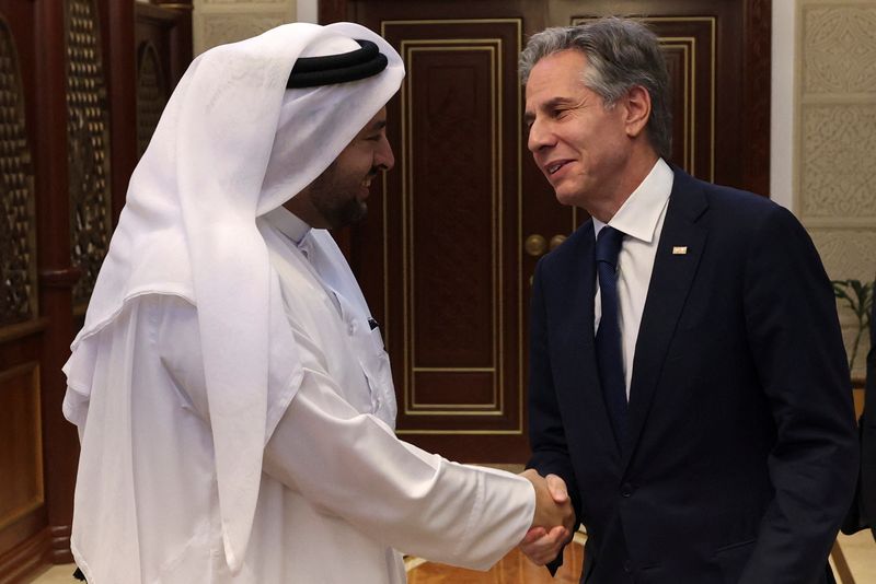 © Reuters. U.S. Secretary of State Antony Blinken is greeted by Qatari Minister of State Dr. Mohammed bin Abdulaziz Al-Khulaifi, in Doha, Qatar, August 20, 2024. REUTERS/Kevin Mohatt/Pool