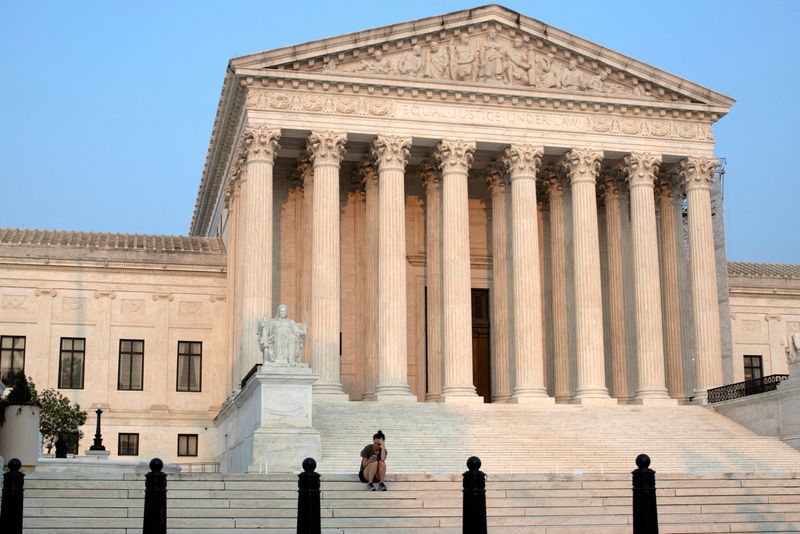 © Reuters. FILE PHOTO: A woman sits on the steps of the U.S. Supreme Court in Washington, U.S., August 14, 2024. REUTERS/Kaylee Greenlee Beal/File Photo