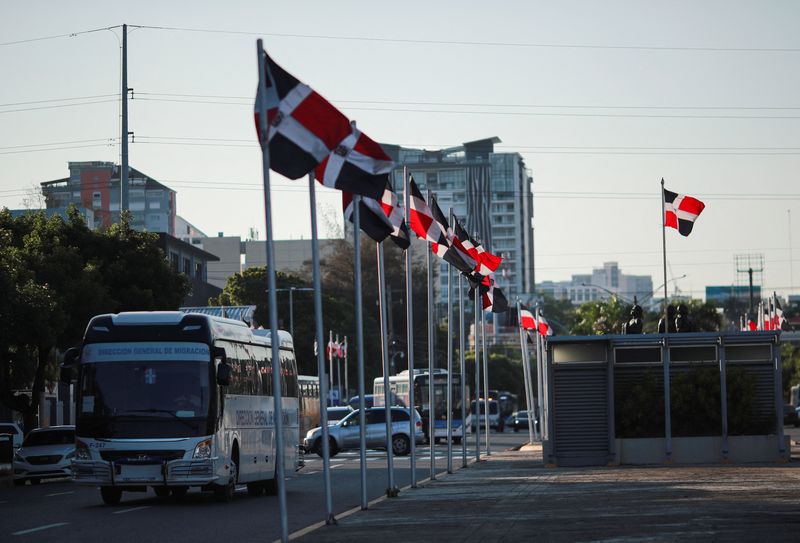 © Reuters. Dominican Republic flags waves along the streets, ahead of Sunday's elections, in Santo Domingo, Dominican Republic, May 17, 2024. REUTERS/Henry Romero/ File Photo