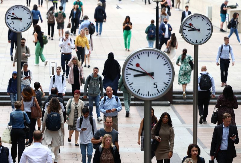 &copy; Reuters. FILE PHOTO: Workers walk through the Canary Wharf financial district in London, Britain, August 3, 2023. REUTERS/Toby Melville/File Photo