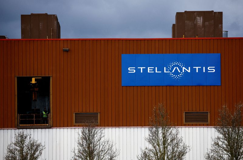 &copy; Reuters. FILE PHOTO: The logo of Stellantis is seen outside a company building in Chartres-de-Bretagne near Rennes, France, March 11, 2024. REUTERS/Stephane Mahe/File Photo