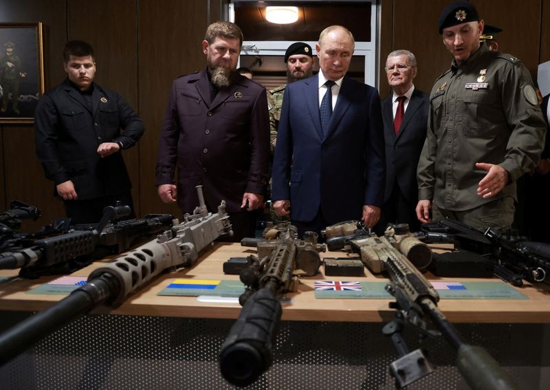 © Reuters. Russia's President Vladimir Putin and head of the Chechen Republic Ramzan Kadyrov look at weapons that were said to be captured during Russia's military campaign in Ukraine, as they visit the Russian Special Forces University in Gudermes, Russia August 20, 2024. Sputnik/Vyacheslav Prokofyev/Pool via REUTERS  