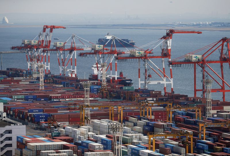 © Reuters. FILE PHOTO: Shipping containers are seen at a port in Tokyo, Japan, March 22, 2017. REUTERS/Issei Kato/File Photo