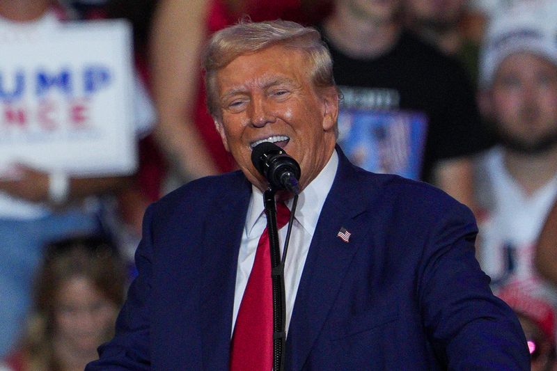 © Reuters. Republican presidential nominee and former U.S. President Donald Trump speaks as he holds a campaign rally in Wilkes-Barre, Pennsylvania, U.S. August 17, 2024. REUTERS/Jeenah Moon