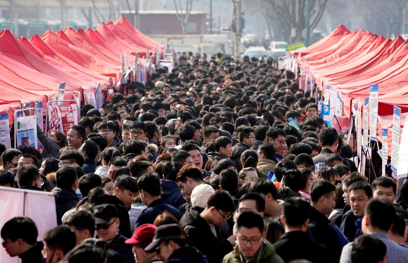 © Reuters. FILE PHOTO: Job seekers crowd a job fair at Liberation Square in Shijiazhuang, Hebei province, China February 25, 2018. REUTERS/Jason Lee/File Photo