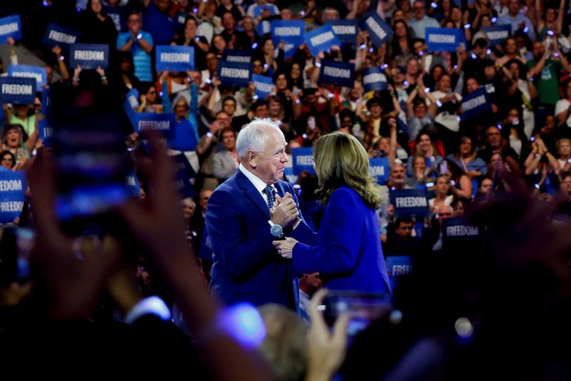 &copy; Reuters. U.S. Vice President and Democratic presidential candidate Kamala Harris and her running mate Minnesota Governor Tim Walz attend a campaign rally in Milwaukee, Wisconsin, U.S. August 20, 2024.  REUTERS/Marco Bello