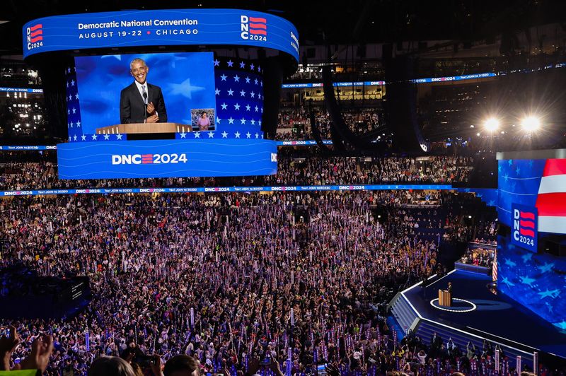 © Reuters. Former U.S. President Barack Obama speaks during Day 2 of the Democratic National Convention (DNC) in Chicago, Illinois, U.S., August 20, 2024. REUTERS/Brendan Mcdermid