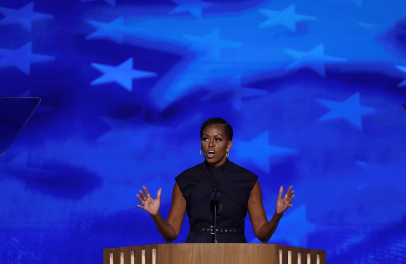 &copy; Reuters. Former U.S. first lady Michelle Obama speaks during Day 2 of the Democratic National Convention (DNC) in Chicago, Illinois, U.S., August 20, 2024. REUTERS/Mike Segar