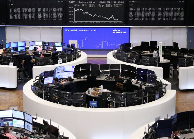 © Reuters. The German stock price index DAX chart is pictured at the stock exchange in Frankfurt, Germany, August 20, 2024. REUTERS/Staff