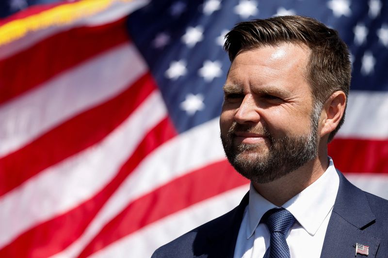 © Reuters. Republican U.S. vice presidential nominee Senator JD Vance reacts during an event at Kenosha City Courthouse in Kenosha, Wisconsin, U.S. August 20, 2024.  REUTERS/Marco Bello