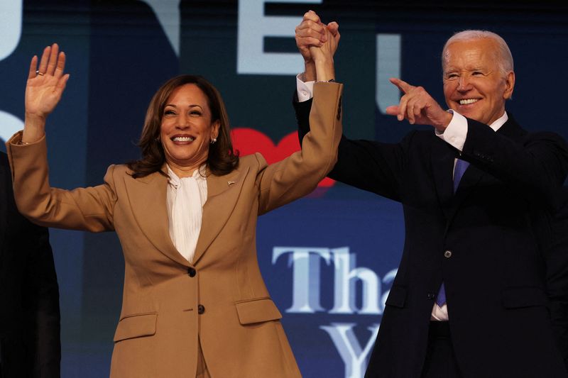 © Reuters. FILE PHOTO: U.S. President Joe Biden and Democratic presidential candidate and U.S. Vice President Kamala Harris gesture during Day one of the Democratic National Convention (DNC) in Chicago, Illinois, U.S., August 19, 2024. REUTERS/Alyssa Pointer/File Photo