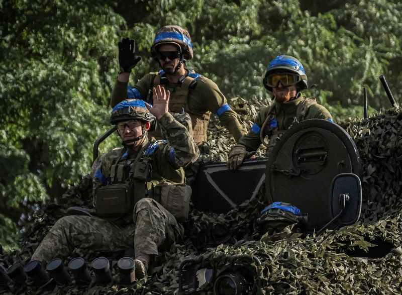 © Reuters. FILE PHOTO: Ukrainian service members ride an Armoured Personnel Carrier, amid Russia's attack on Ukraine, near the Russian border in Sumy region, Ukraine August 11, 2024. REUTERS/Viacheslav Ratynskyi/File Photo