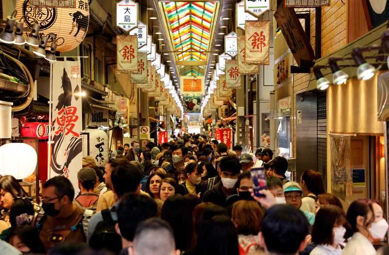 © Reuters. FILE PHOTO: A crowd of tourists walk at Nishiki Market in Kyoto, western Japan March 29, 2023.  REUTERS/Issei Kato/File Photo