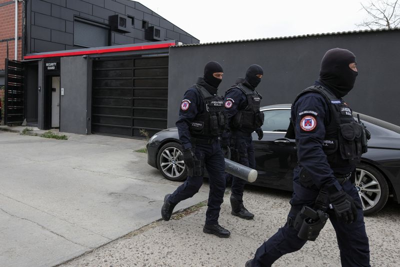 © Reuters. Police officers outside the Tate brothers residence in Pipera, Ilfov, near Bucharest, Romania, August 21, 2024. Inquam Photos/Octav Ganea via REUTERS