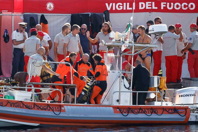 &copy; Reuters. Personale di soccorso in un porto riprende le operazioni di ricerca dei dispersi, tra cui l'imprenditore britannico Mike Lynch, dopo che uno yacht di lusso è affondato al largo di Porticello, vicino a Palermo, Italia, 21 agosto 2024. REUTERS/Guglielmo Ma