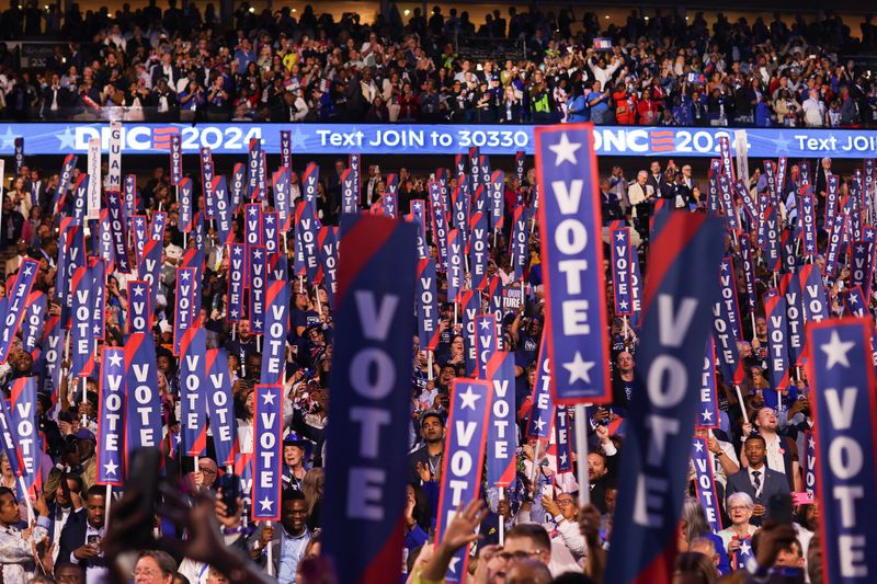 &copy; Reuters. Attendees react during Day 2 of the Democratic National Convention (DNC) in Chicago, Illinois, U.S., August 20, 2024. REUTERS/Alyssa Pointer