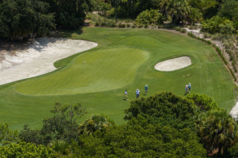 &copy; Reuters. A drone view shows people at Trump National Golf Club in Jupiter, Florida, U.S., August 11, 2024. REUTERS/Marco Bello