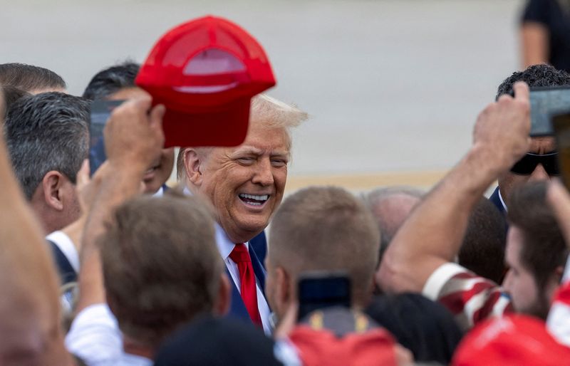 © Reuters. Republican presidential candidate and former U.S. President Donald Trump greets supporters on the tarmac at Wayne County Airport in Romulus, Michigan, U.S. August 20, 2024.  REUTERS/Rena Laverty