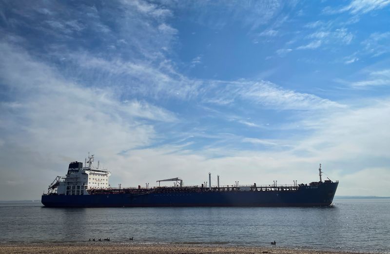 &copy; Reuters. FILE PHOTO: An oil tanker sails into New York Harbor as it arrives at the Port of New York and New Jersey, in Staten Island, New York City, U.S., March 10, 2022. REUTERS/Mike Segar