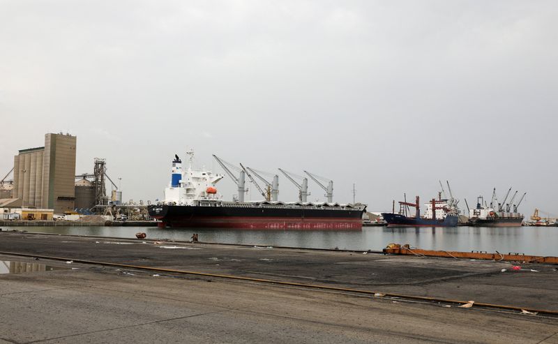 &copy; Reuters. FILE PHOTO: Ships are docked at the Red Sea port of Hodeidah, Yemen July 31, 2024. REUTERS/Khaled Abdullah/File Photo