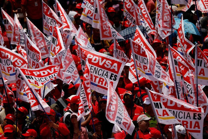 © Reuters. FILE PHOTO: Workers of the Venezuelan state oil company PDVSA participate in May Day celebrations in Caracas, Venezuela May 1, 2024. REUTERS/Leonardo Fernandez Viloria/File Photo