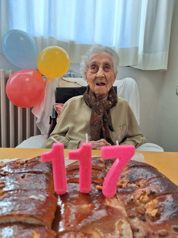 © Reuters. The world's oldest woman at the time, Maria Branyas, poses in front of a birthday cake as she celebrates her 117th birthday in a nursing home, in Girona, Spain March 4, 2024. Residencia Santa Maria del Tura de Olot/Handout via REUTERS