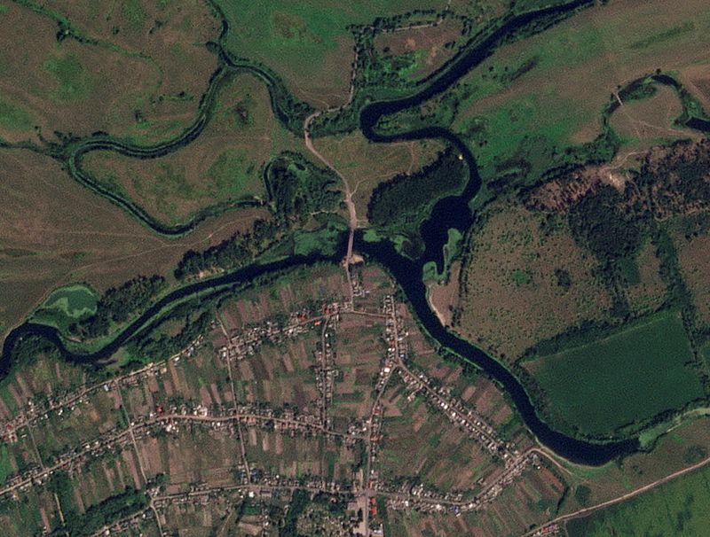 © Reuters. FILE PHOTO: A satellite image shows a  strategic bridge over the Seym River that has been destroyed, in Zvannoe, Kursk Region, Russia, August 18, 2024. Planet Labs Inc./Handout via REUTERS/File Photo