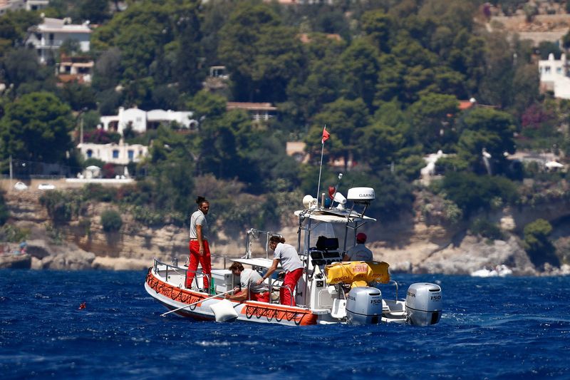 © Reuters. Rescue personnel operate in search for the missing, including British entrepreneur Mike Lynch, in the area where a luxury yacht sank off the coast of Porticello, near the Sicilian city of Palermo, Italy, August 21, 2024. REUTERS/Guglielmo Mangiapane